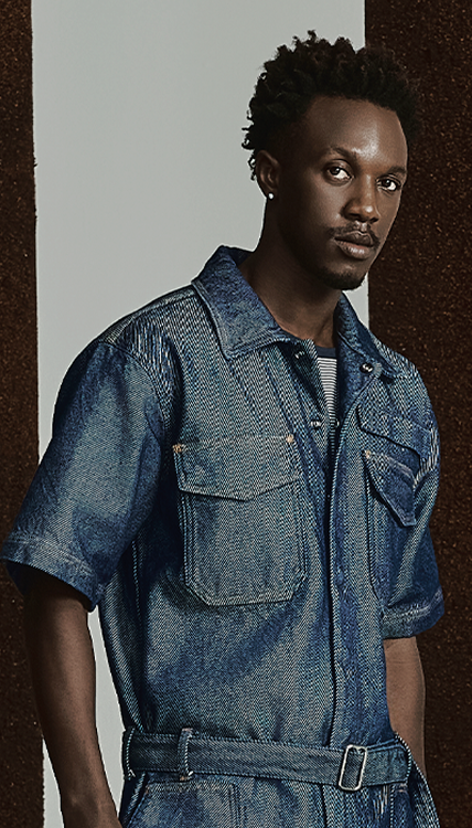 Modelagem clássica de macacão jeans estilo workwear.